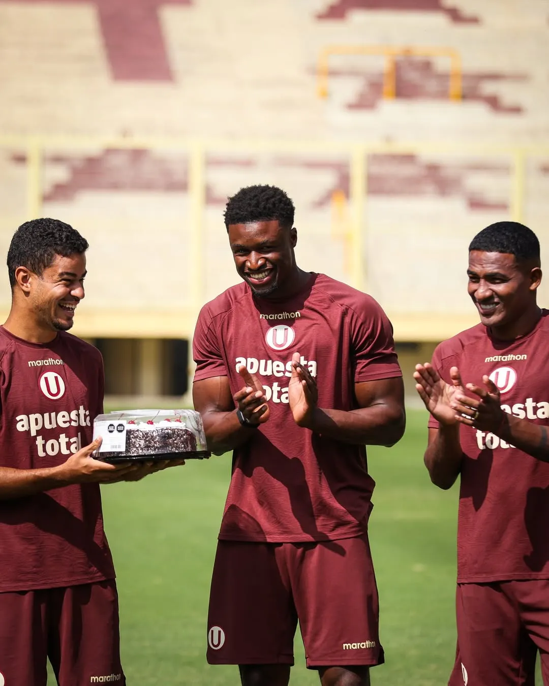 Sekou Gassama celebrando su cumpleaños 31 rodeado de sus compañeros de Universitario en el estadio Monumental. (Foto: Instagram Universitario)