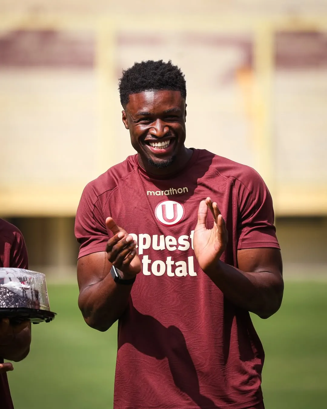 Sekou Gassama feliz mientras festeja su cumpleaños 31 en el césped del Monumental de Universitario. (Foto: Universitario)