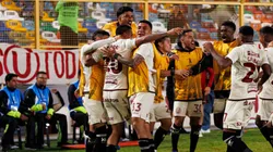 Jugadores de Universitario celebrando.