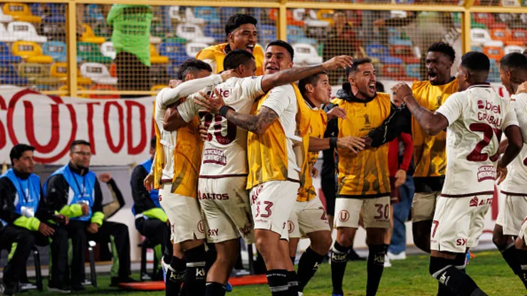 Jugadores de Universitario celebrando.