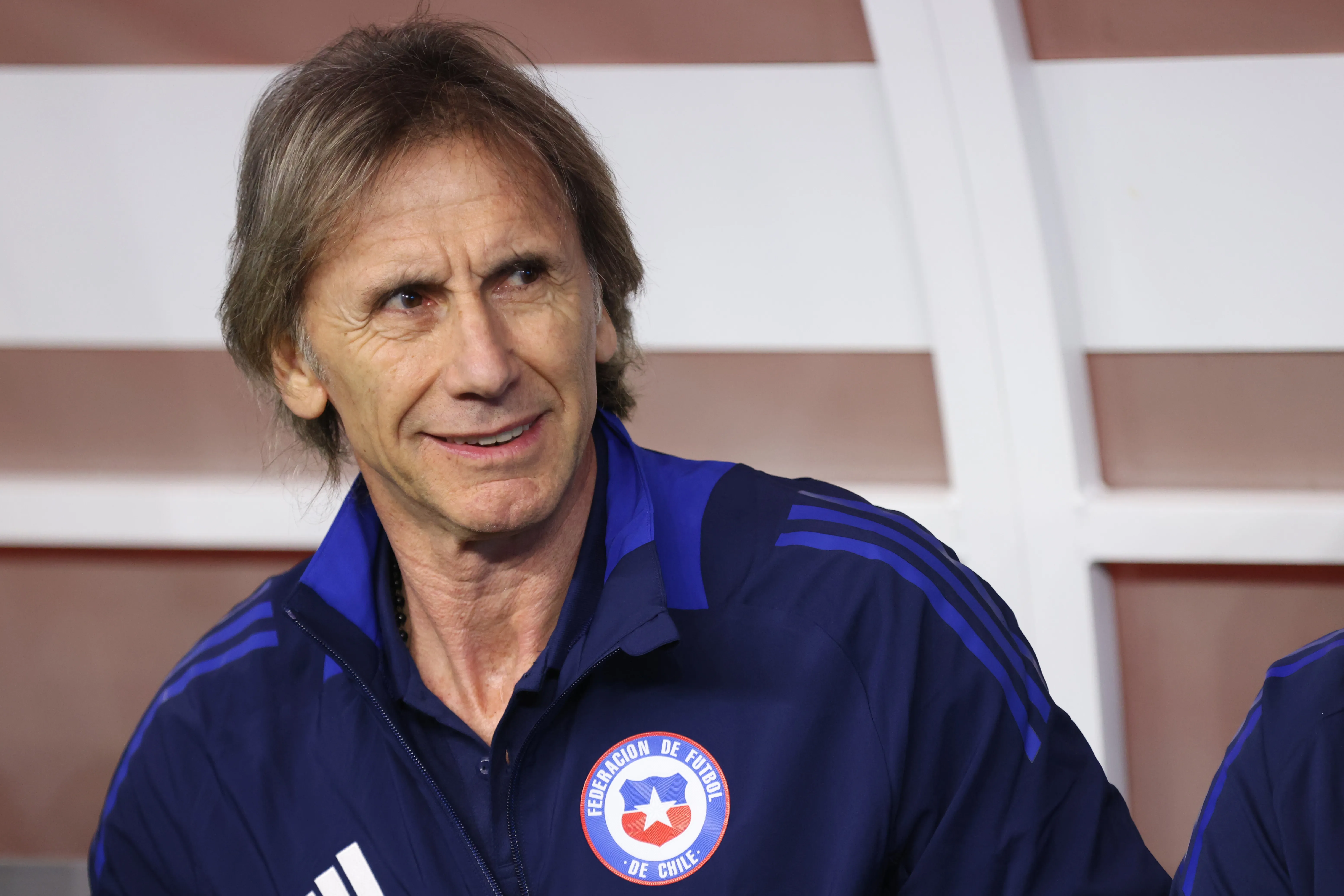 Ricardo Gareca dirigiendo a la Selección de Chile ante la Selección de Perú durante la Copa América 2024. (Foto: Getty Images)
