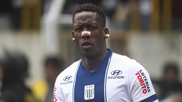 Luis Advíncula durante el partido de Alianza Lima por el Torneo Apertura.