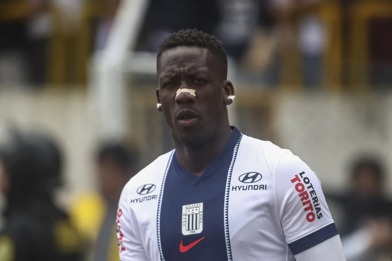 Luis Advíncula durante el partido de Alianza Lima vs. Sport Huancayo por la fecha 1 del Torneo Apertura. (Foto: Liga 1)
