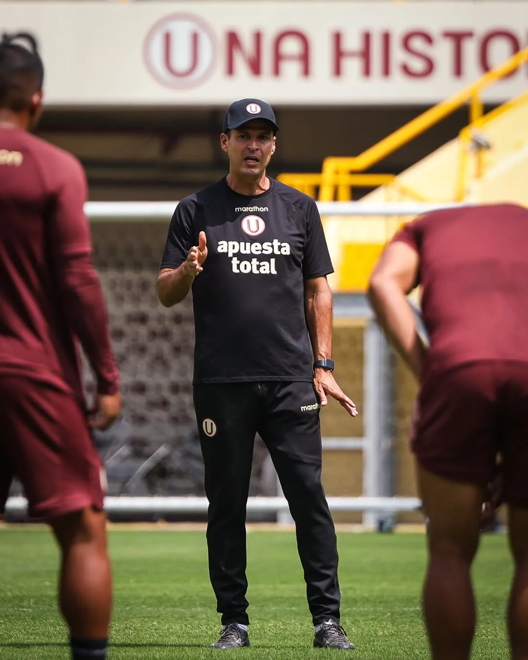 Jorge ‘Coco’ Araujo dirigiendo un entrenamiento a Universitario en el estadio Monumental. (Foto: Universitario Prensa)