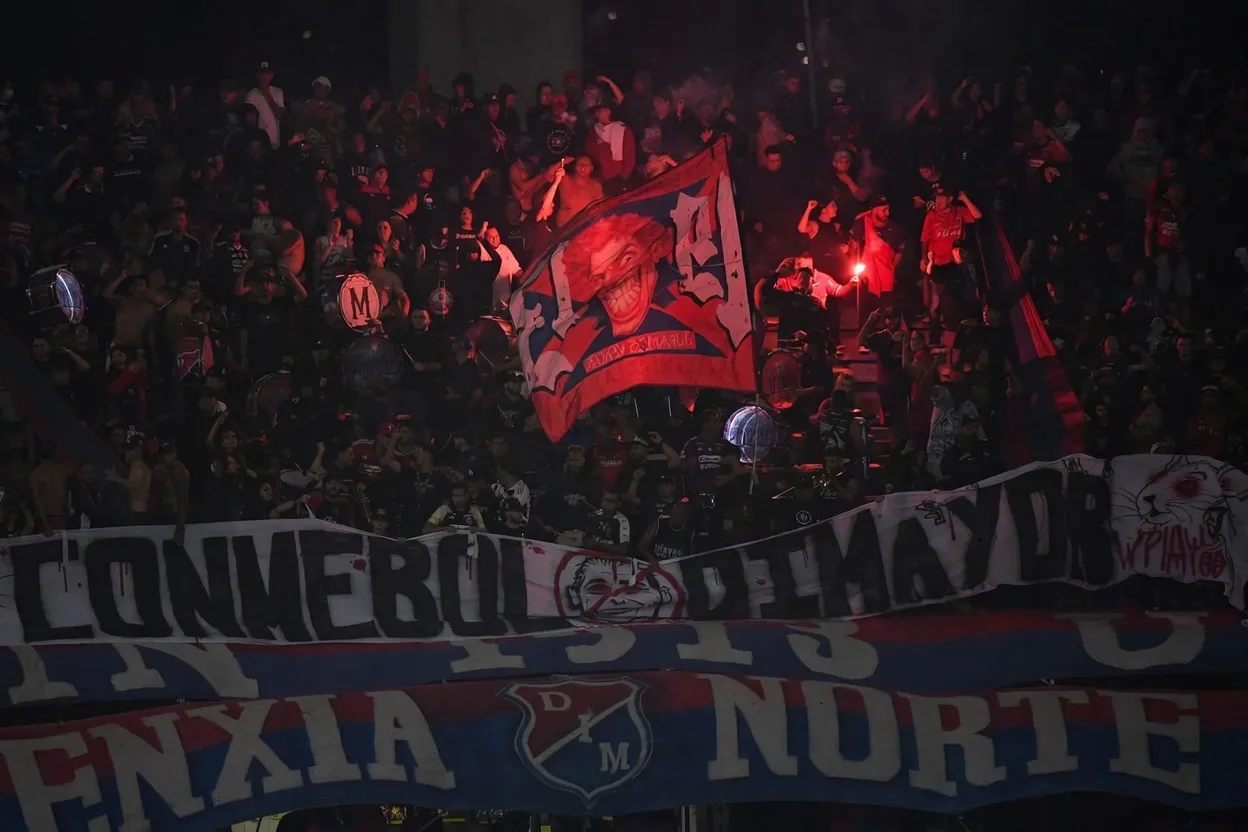 Hinchas de Independiente Medellín prendieron bengalas pese a restricciones. (Foto: Getty Images)