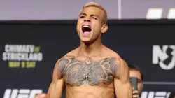 José Ochoa durante el pesaje de su pelea ante Clayton Carpenter en la previa de la UFC 328.