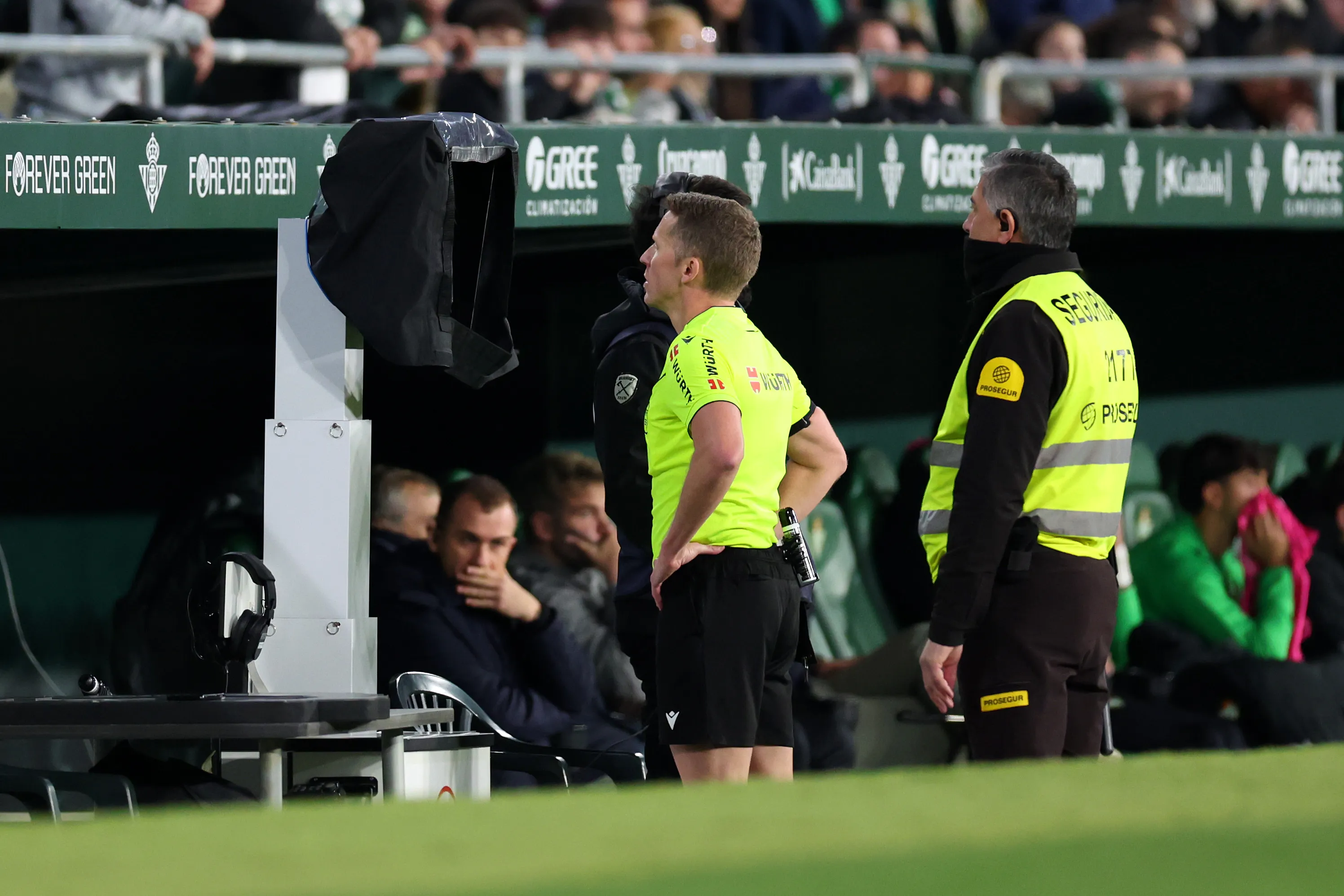 Alejandro Hernandez Hernandez trabajando en La Liga EA Sports mirando el VAR. (Photo by Fran Santiago/Getty Images)