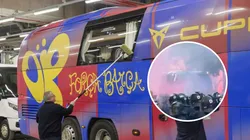 Bus del Barcelona por apedreado por hinchas de su propio equipo por error