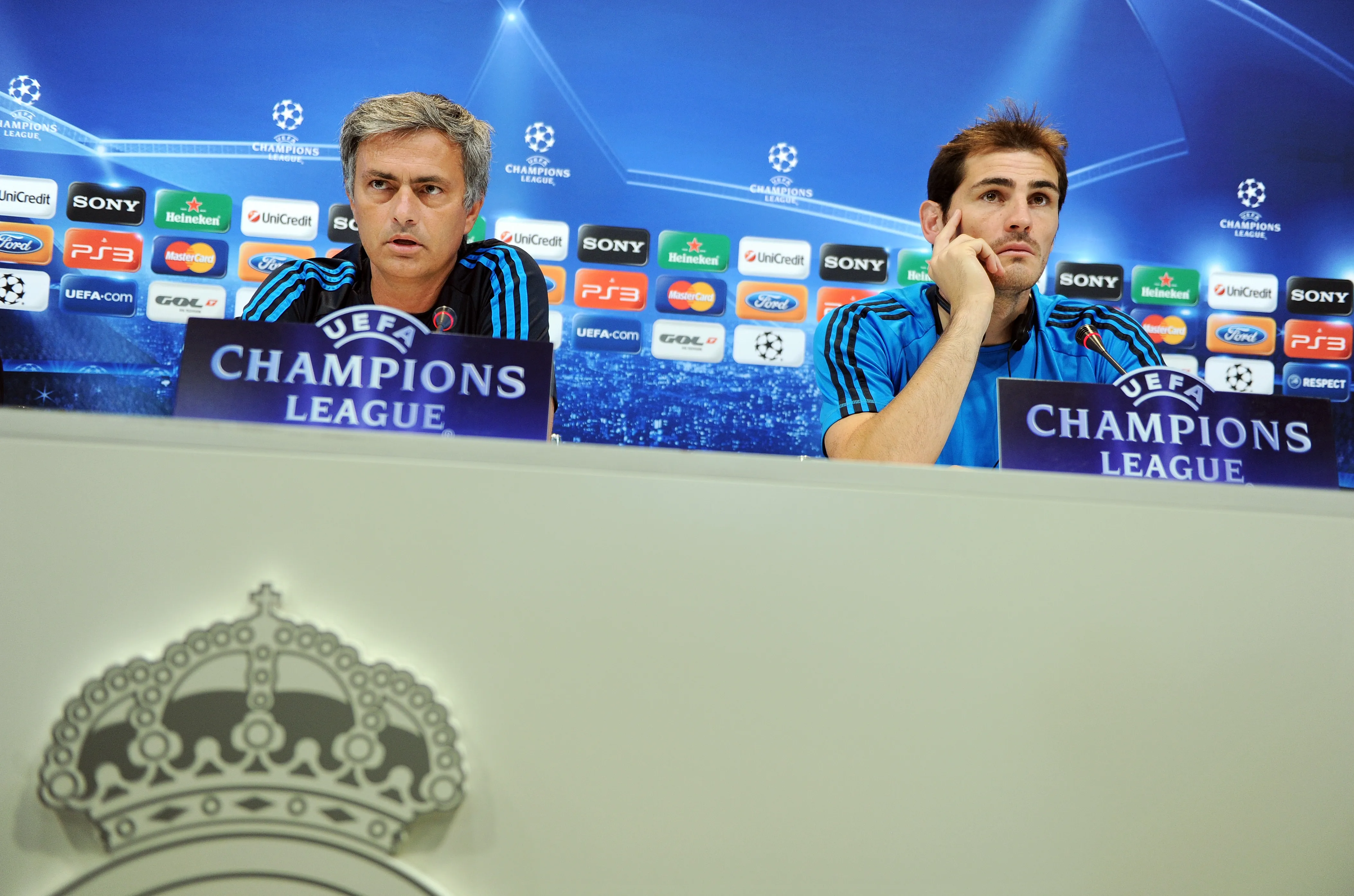 Jose Mourinho junto a en el Iker Casillas Real Madrid, en la previa de un partido por UEFA Champions League en 2011.  (Photo by Jasper Juinen/Getty Images)