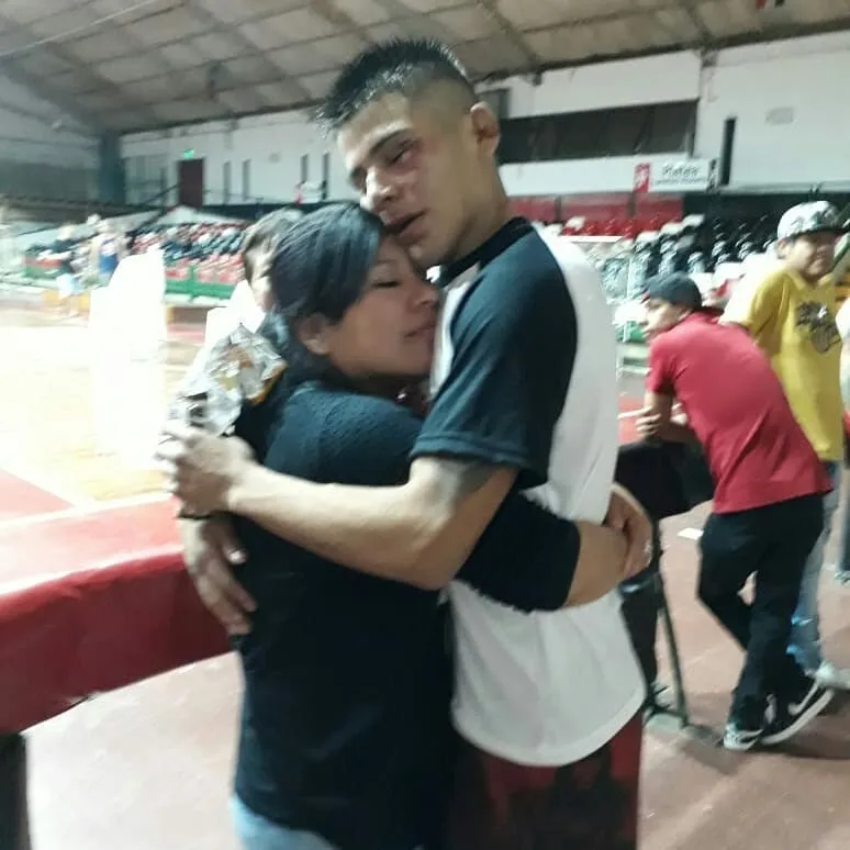 Juan Díaz junto a su madre tras una pelea de MMA. (Foto: Instagram Juan Díaz)