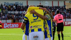 El abrazo de Barcos con sus compañeros en el triunfo de FC Cajamarca.