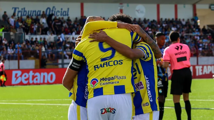 El abrazo de Barcos con sus compañeros en el triunfo de FC Cajamarca.