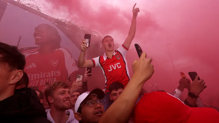 Hinchas del Arsenal celebrando.