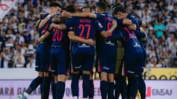 Jugadores de Alianza Lima en un círculo.