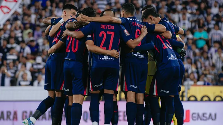 Jugadores de Alianza Lima en un círculo.