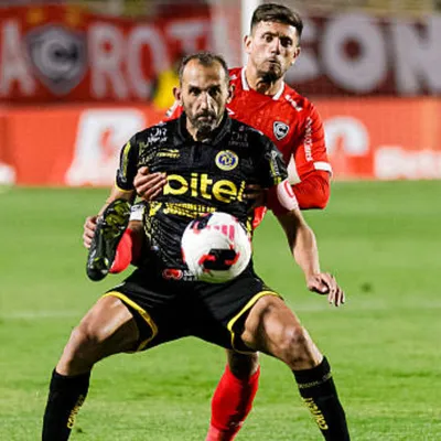 Hernán Barcos se habría reunido con equipo grande, pero el plantel estaría en su contra