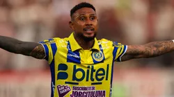Arley Rodríguez durante un partido con FC Cajamarca ante Universitario por el Torneo Apertura 2026 de la Liga 1 de Perú.