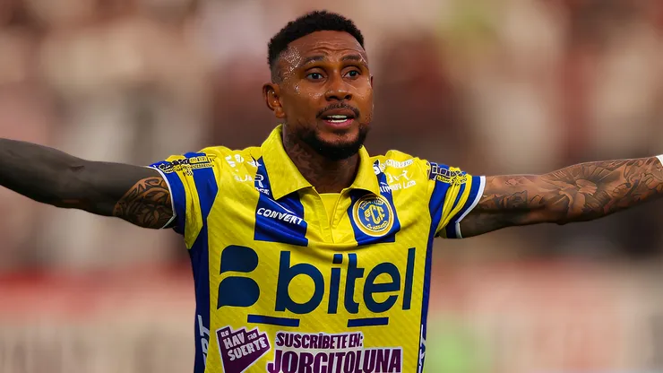 Arley Rodríguez durante un partido con FC Cajamarca ante Universitario por el Torneo Apertura 2026 de la Liga 1 de Perú.