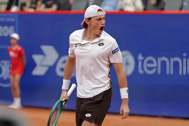 Ignacio Buse festejando su triunfo ante Aleksandar Kovacevic y su pase a la final del ATP 500 de Hamburgo. (Foto: ATP)