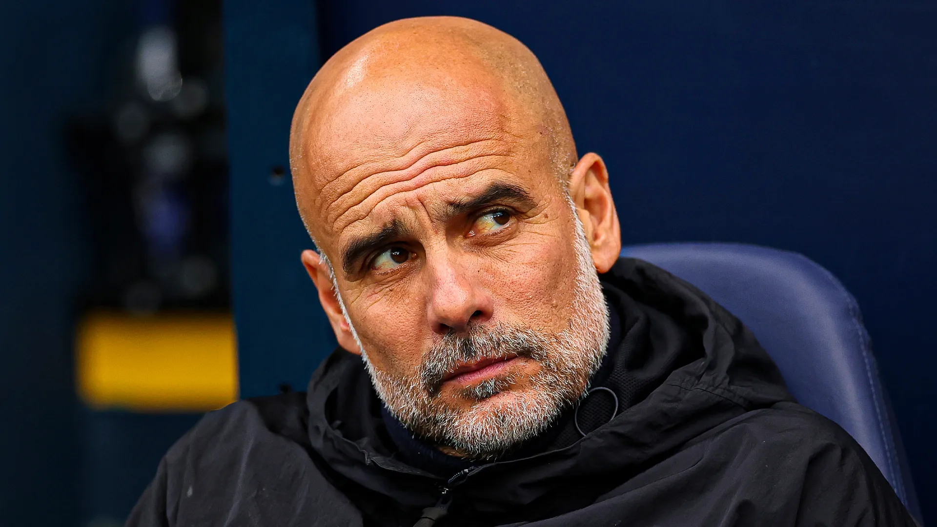 Pep Guardiola asombrado durante un partido del Manchester City.