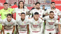 El plantel de Universitario en formación antes del inicio de un partido del Torneo Apertura 2026 de la Liga 1 de Perú.