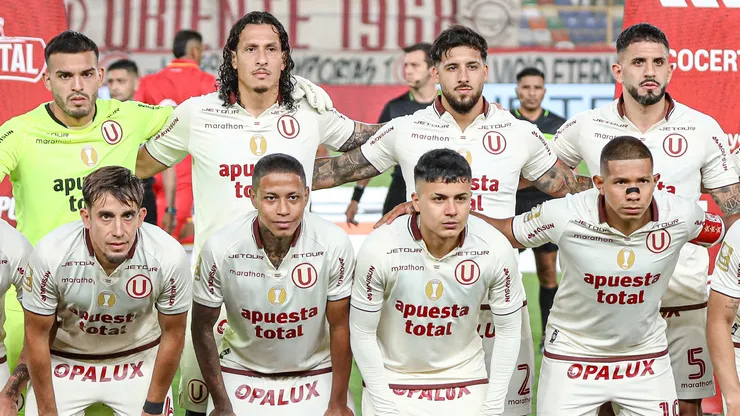 El plantel de Universitario en formación antes del inicio de un partido del Torneo Apertura 2026 de la Liga 1 de Perú.