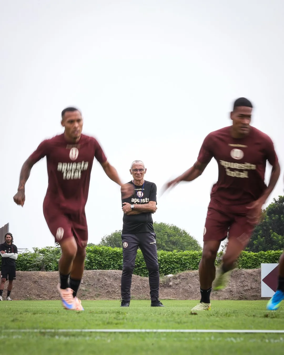 Héctor Cúper dirigiendo un entrenamiento de Universitario. (Foto: Universitario)