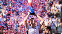 Ignacio Buse, levantando el trofeo de campeón del ATP 500 de Hamburgo.