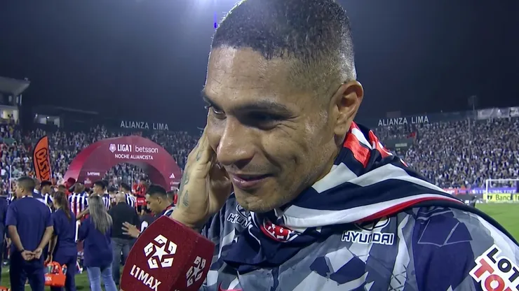 Paolo Guerrero, contento por el título del Torneo Apertura.