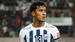 Renato Tapia con camiseta de Alianza Lima.