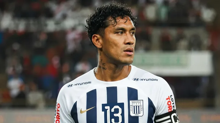 Renato Tapia con camiseta de Alianza Lima.