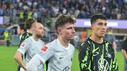 La desazón de los jugadores de Wolfsburg por el descenso ante el Paderborn.