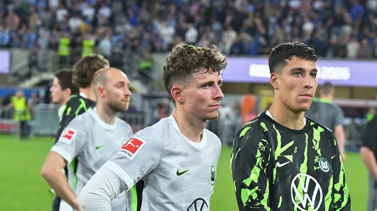 La desazón de los jugadores de Wolfsburg por el descenso ante el Paderborn.