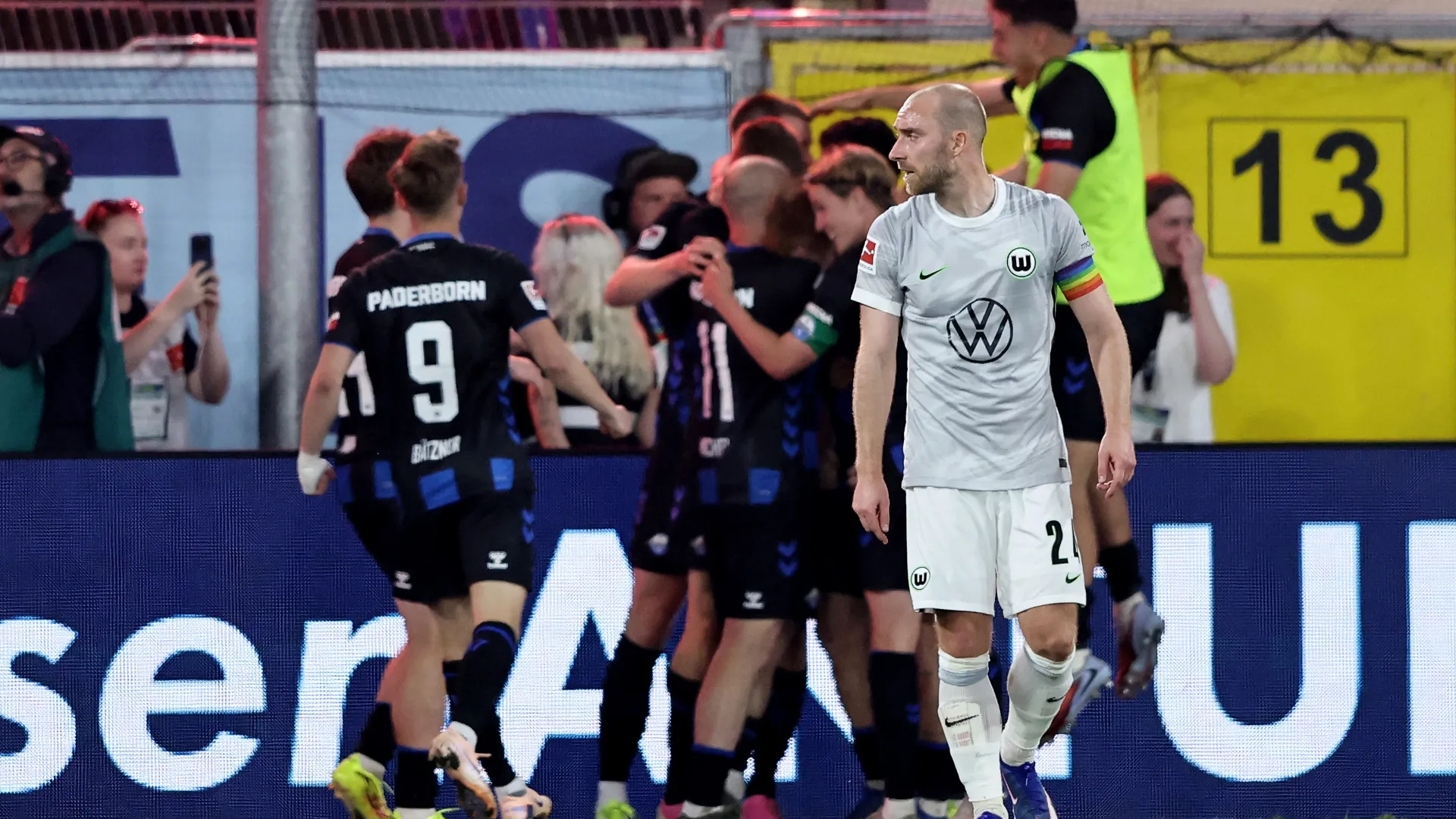 Christian Eriksen, capitán del Wolfsburg, sufrió por los festejos del Paderborn (Getty Images).