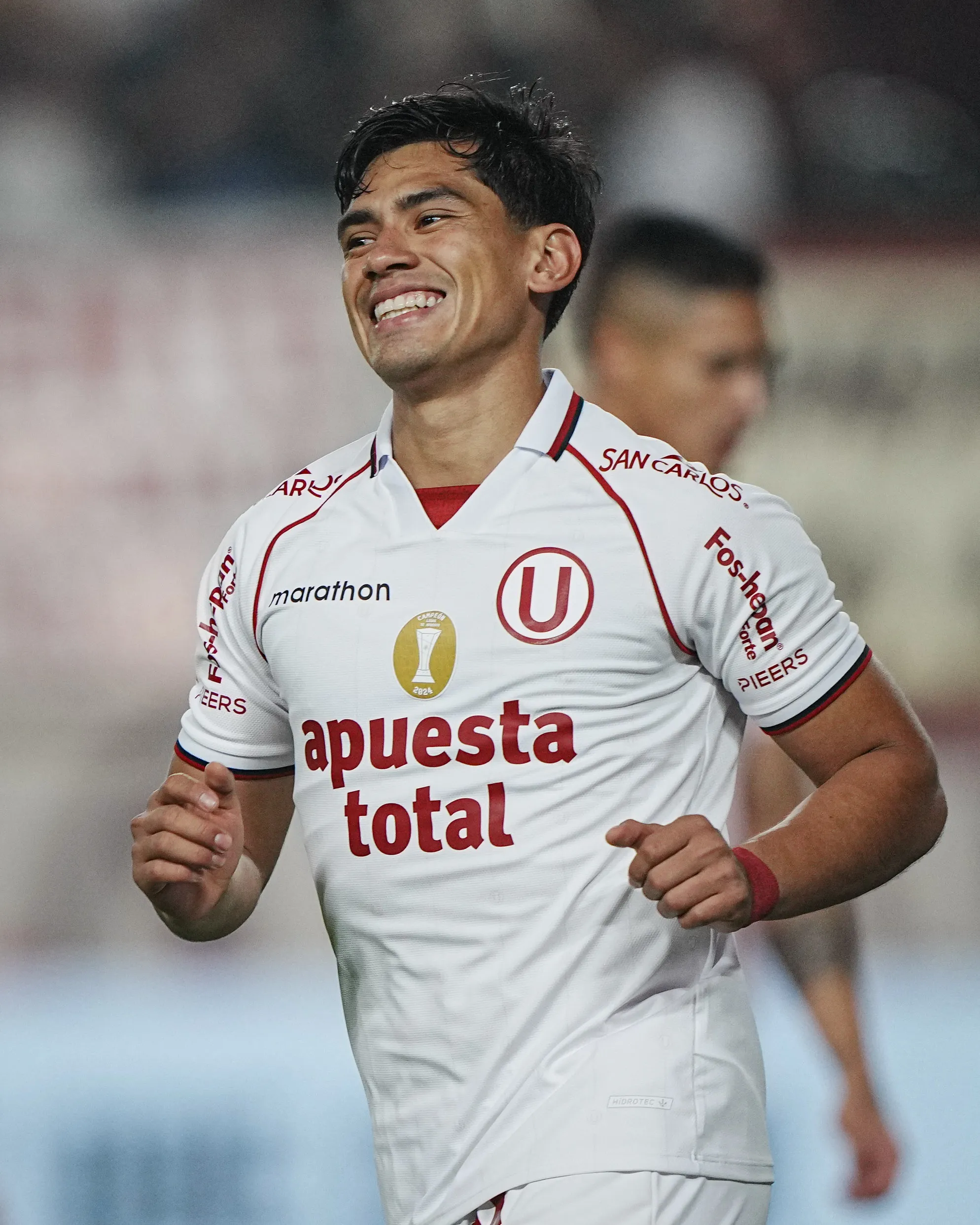 José ‘Tunche’ Rivera festejando uno de sus goles con Universitario en el estadio Monumental. (Foto: Liga 1)