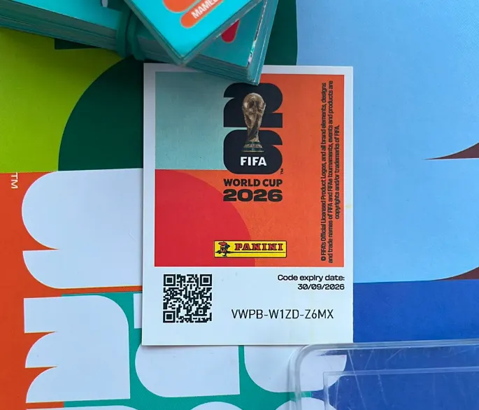 Así luce el código de uso único en las figuritas físicas del álbum Panini.