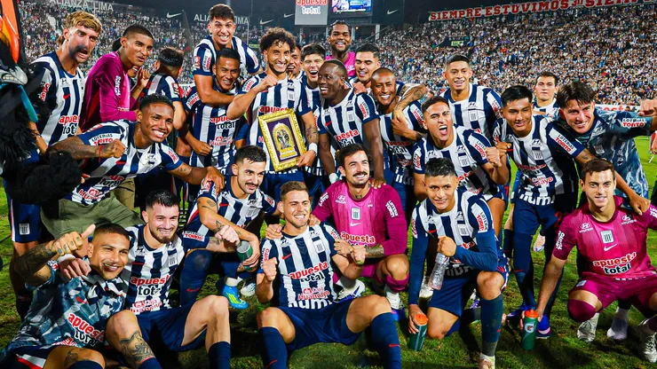 Alianza Lima festejando el título del Torneo Apertura 2026.