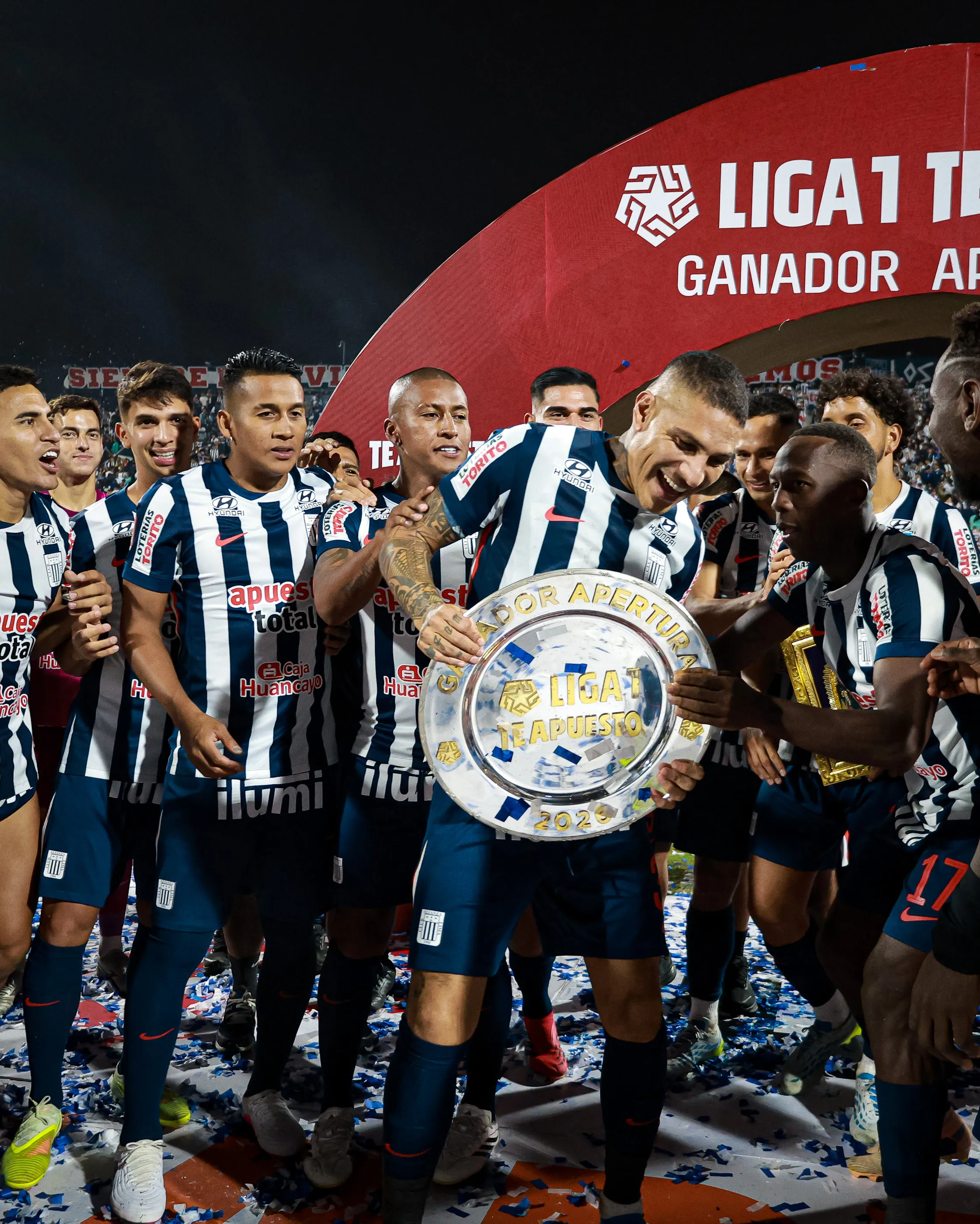 El plantel de Alianza Lima festejando el título del Torneo Apertura 2026. (Foto: Alianza Lima)