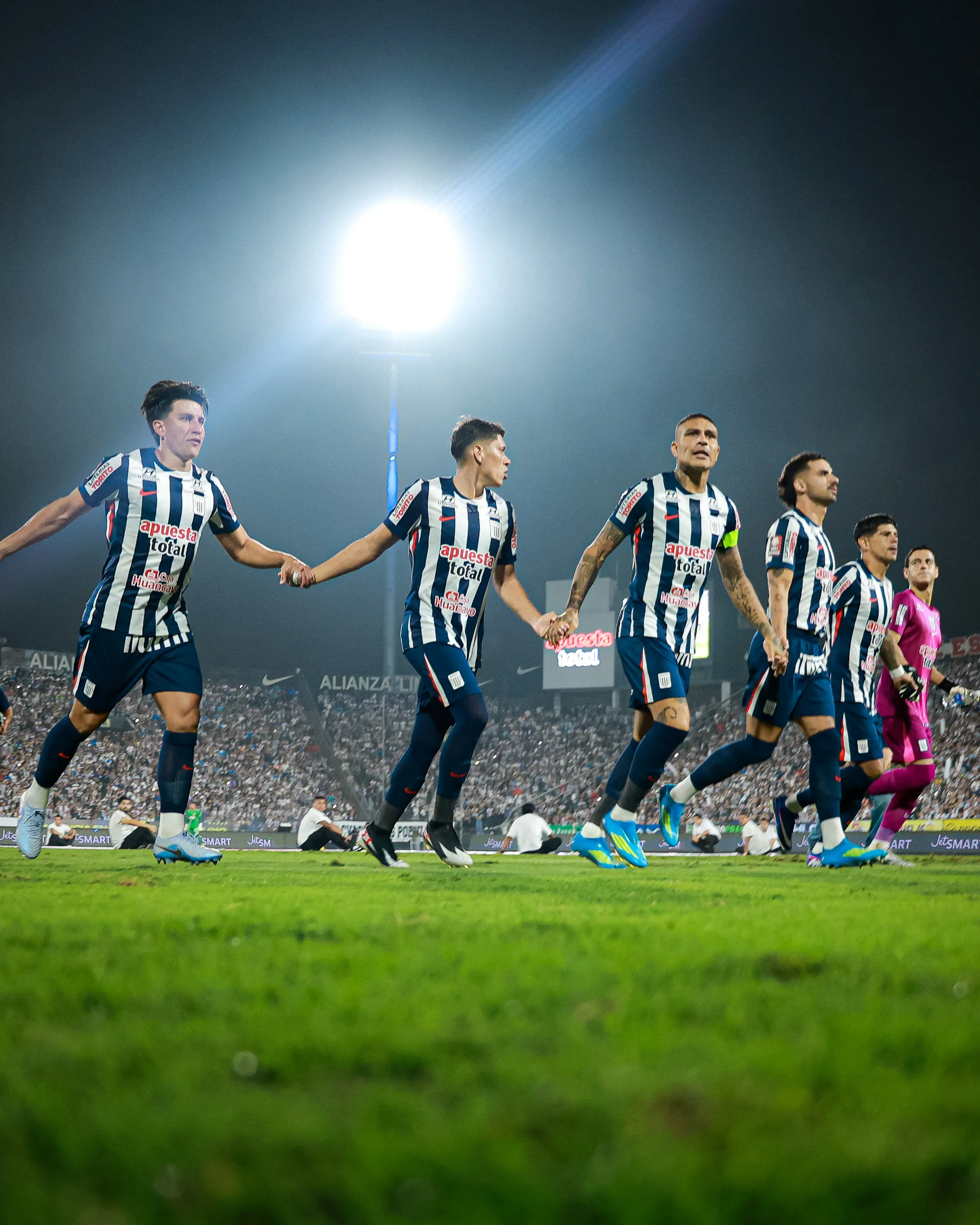 Alianza Lima festejando tras vencer a Los Chankas en la fecha 16 del Torneo Apertura 2026 de la Liga 1 de Perú. (Foto: Liga 1)