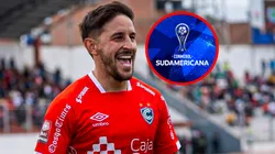 Alejandro Hohberg festejando un gol con Cienciano mientras al lado está el logo oficial de la Copa Sudamericana.
