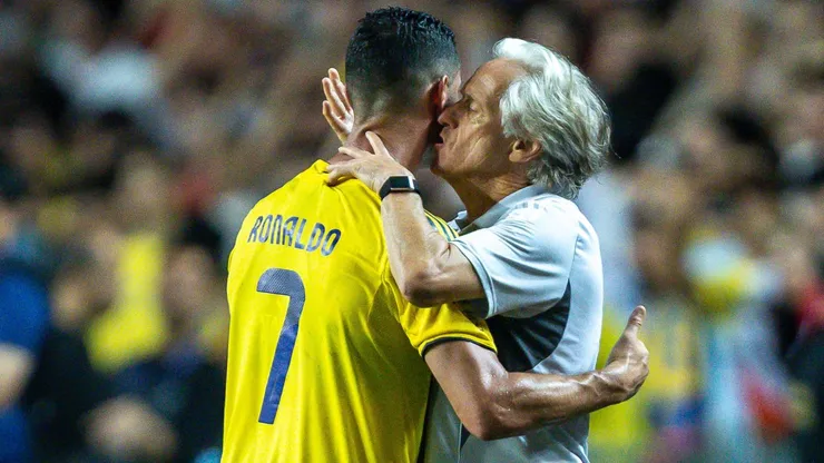 Cristiano Ronaldo, junto a Jorge Jesús, con quien salió campeón de la Saudi Pro League.