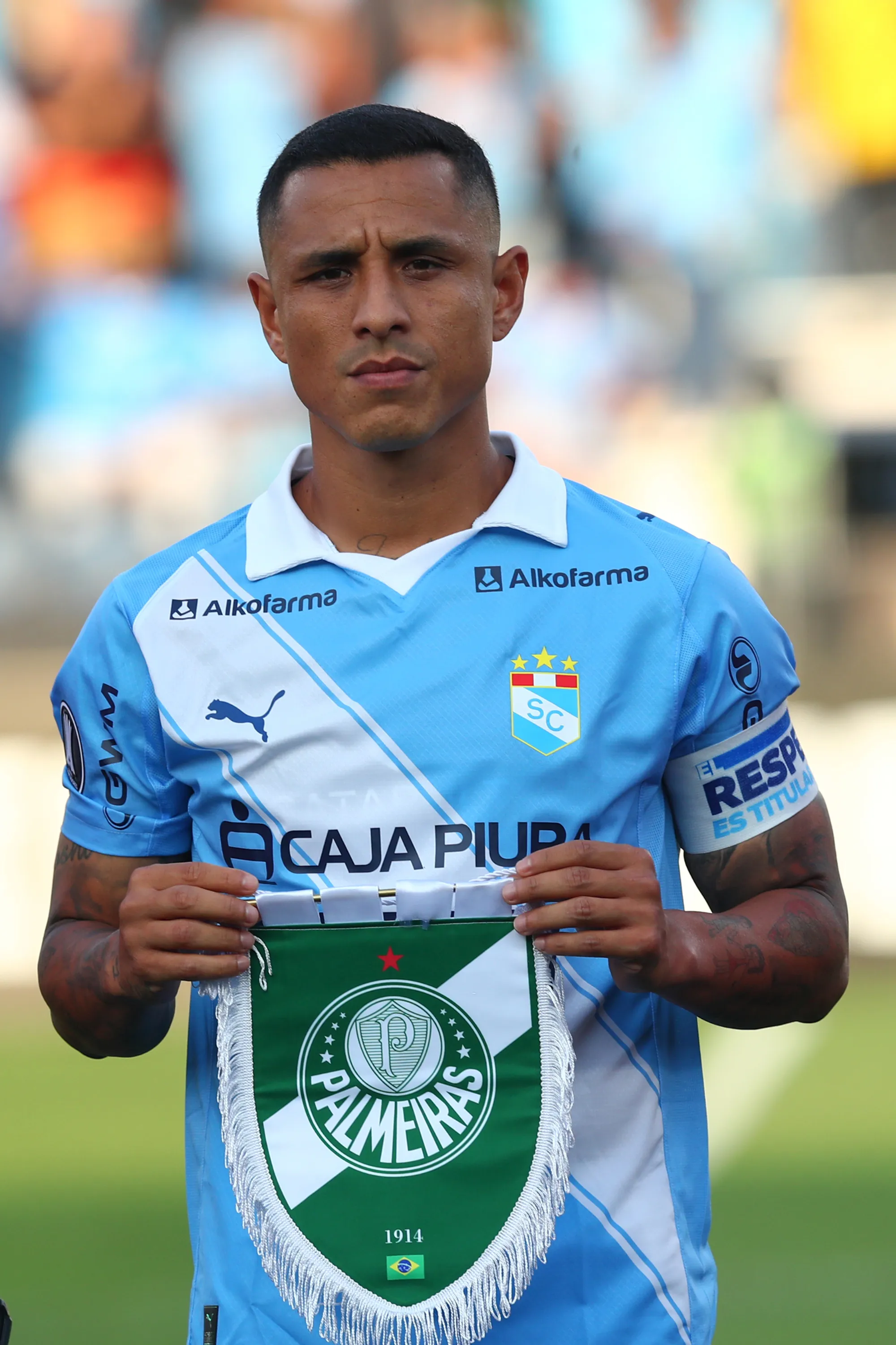 Yoshimar Yotún, capitán de Sporting Cristal, sosteniendo el escudo de Palmeiras. (Foto: Getty Images)