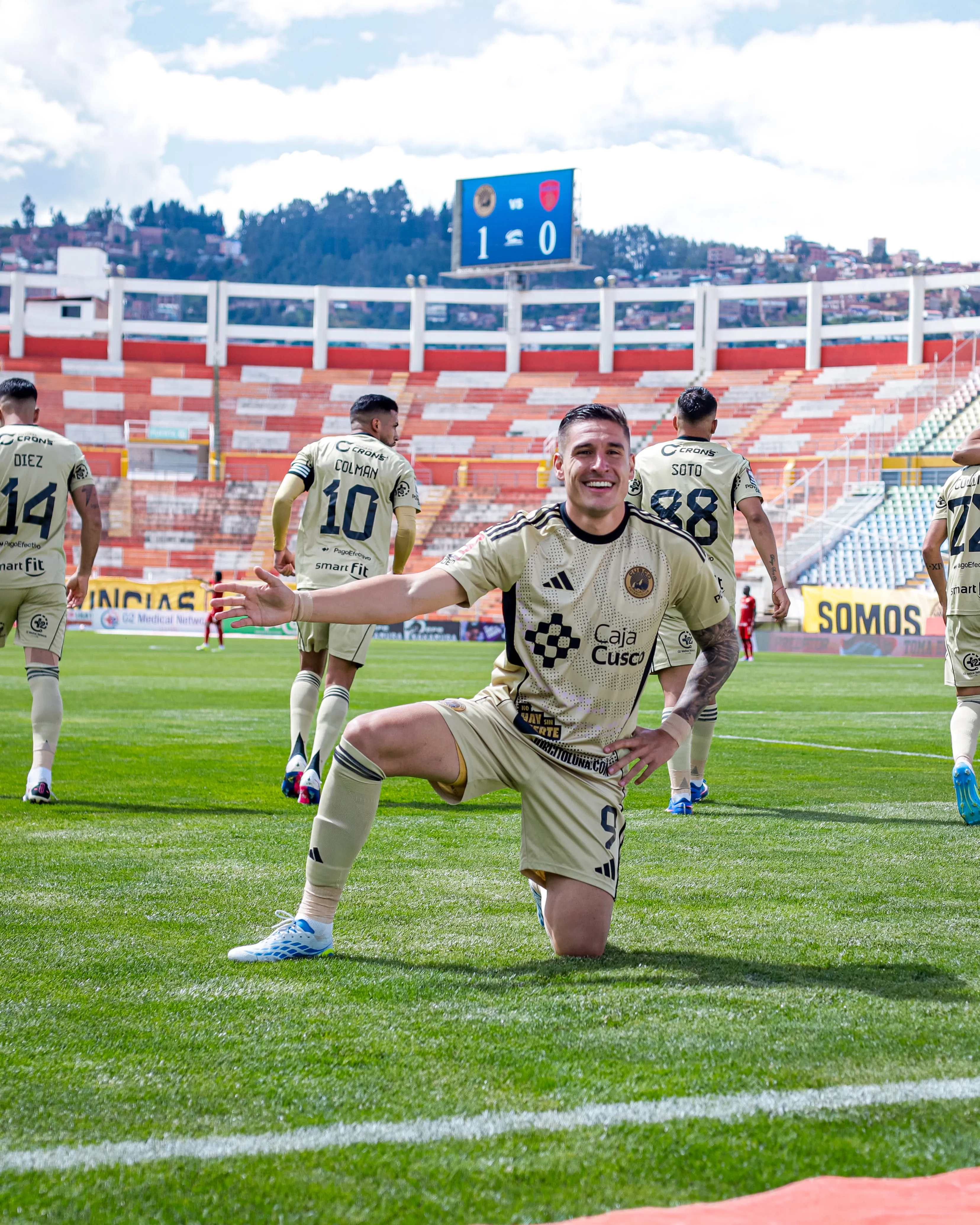 Facundo Callejo haciendo su clásica celebración de un gol como si fuera un torero en el estadio Inca Garcilaso de la Vega de Cusco. (Foto: Liga 1)