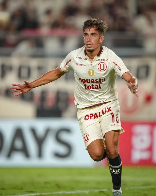 Martín Pérez Guedes festejando uno de sus goles con Universitario en el Torneo Apertura 2026. (Foto: Liga 1)