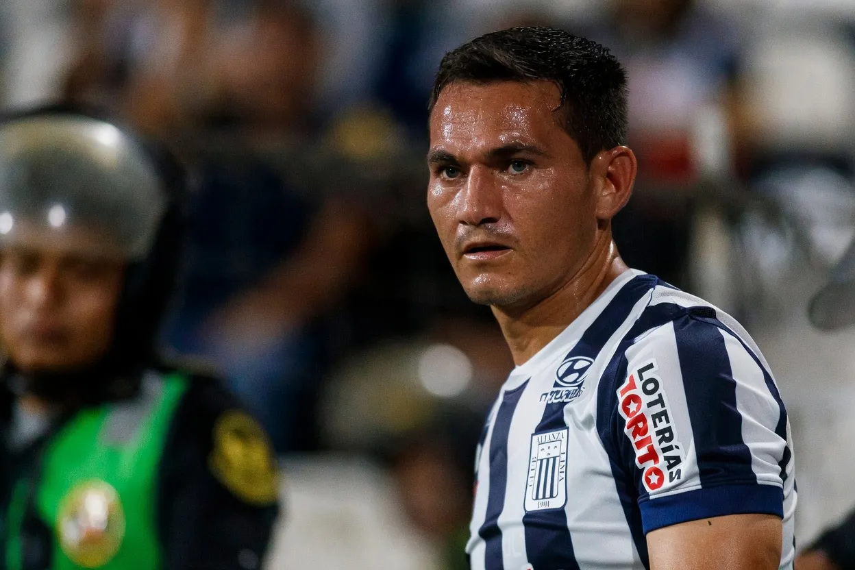 Jairo Vélez antes de ejecutar un tiro libre con Alianza Lima. (Foto: Liga 1)