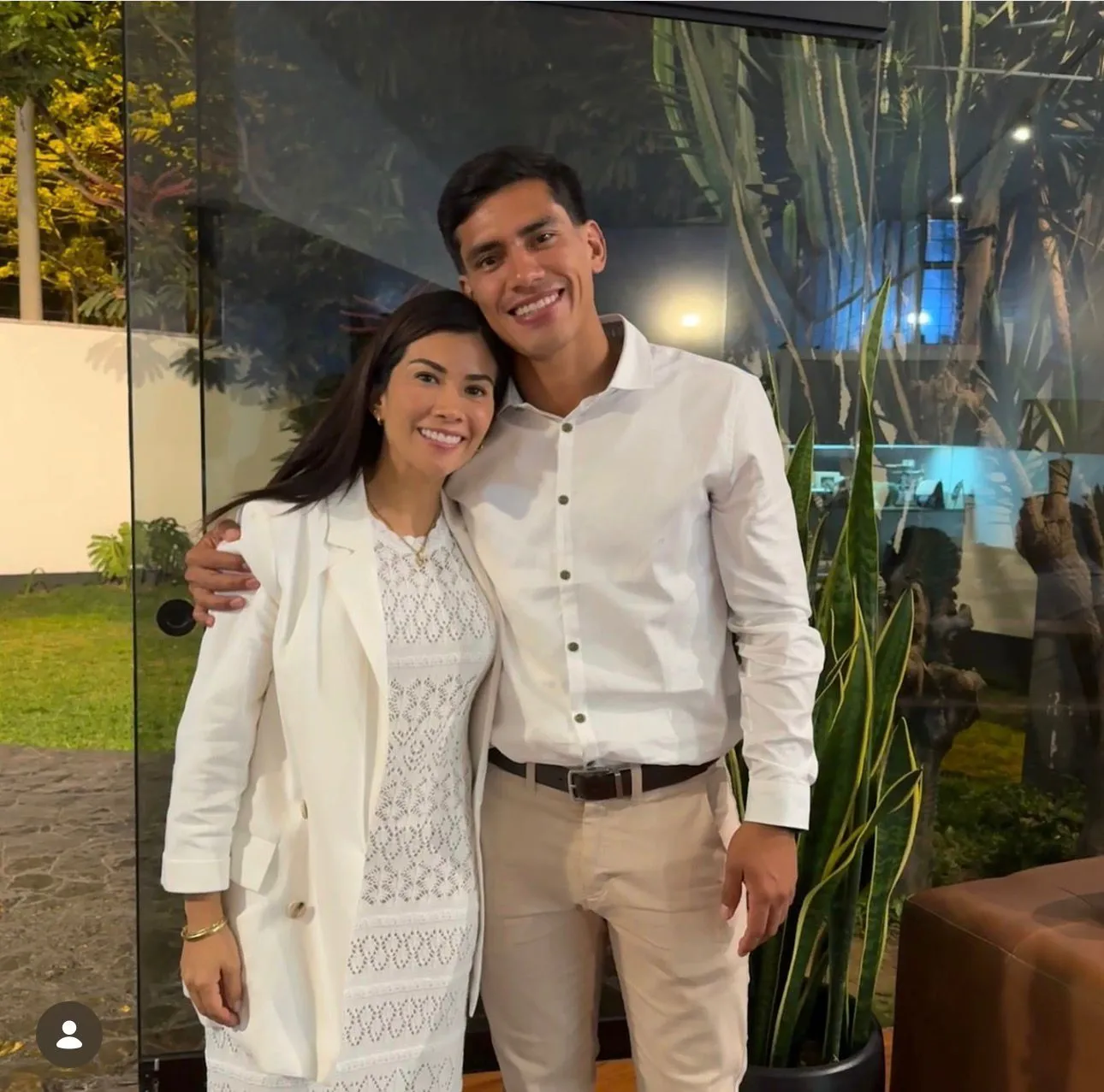 José Rivera junto a su esposa (Instagram).