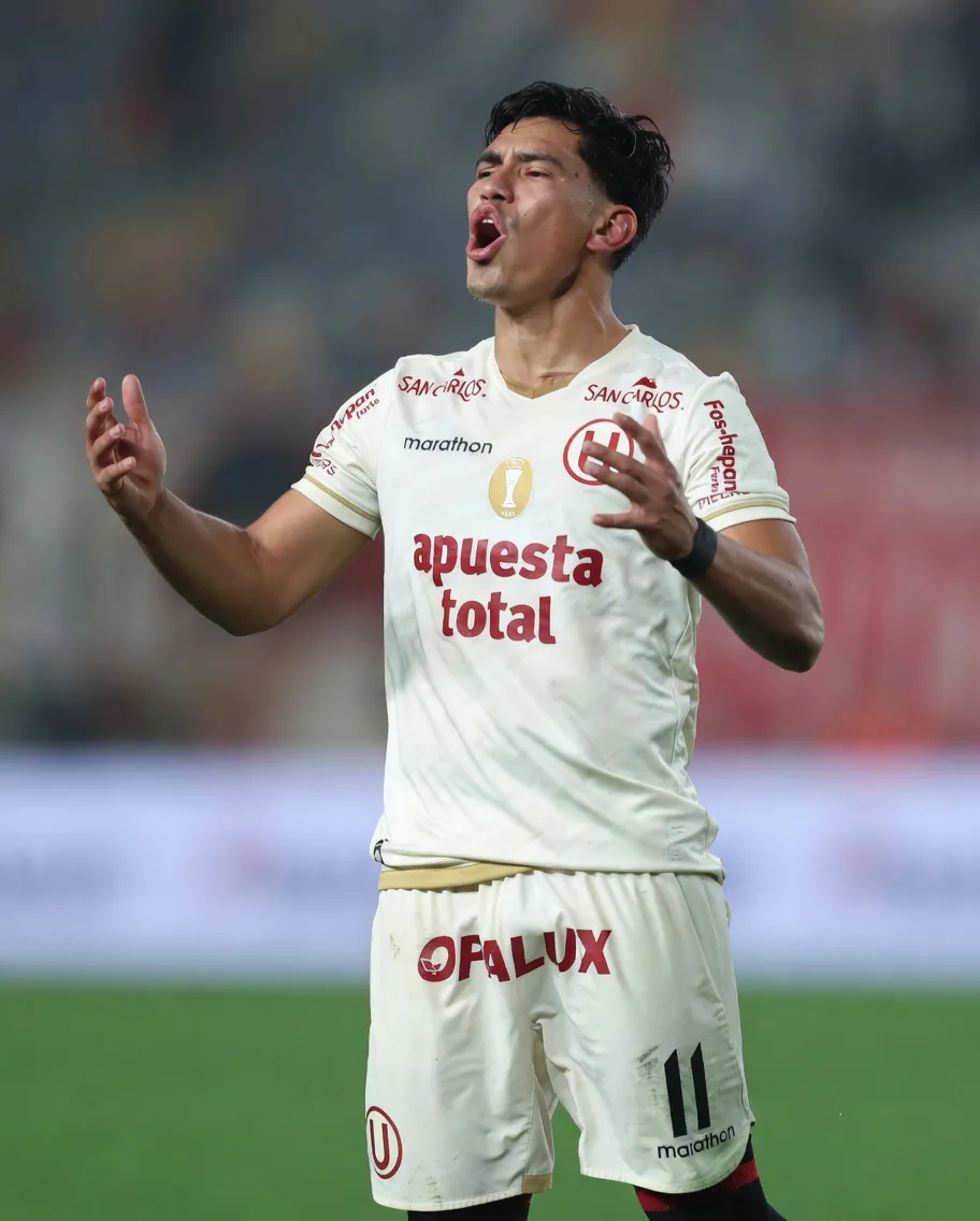 José Rivera lamentándose por una jugada errada con Universitario en el Torneo Apertura 2026. (Foto: Liga 1)