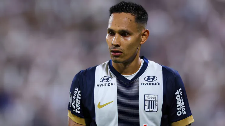 Renzo Garcés con la camiseta de Alianza Lima.