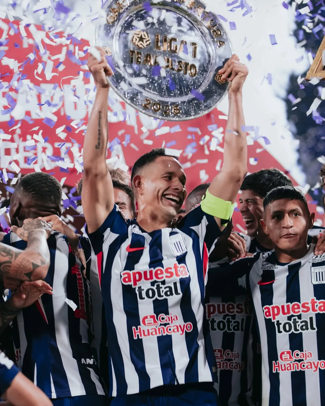 Renzo Garcés festejando el título del Torneo Apertura 2026 de Alianza Lima. (Foto: Liga 1)