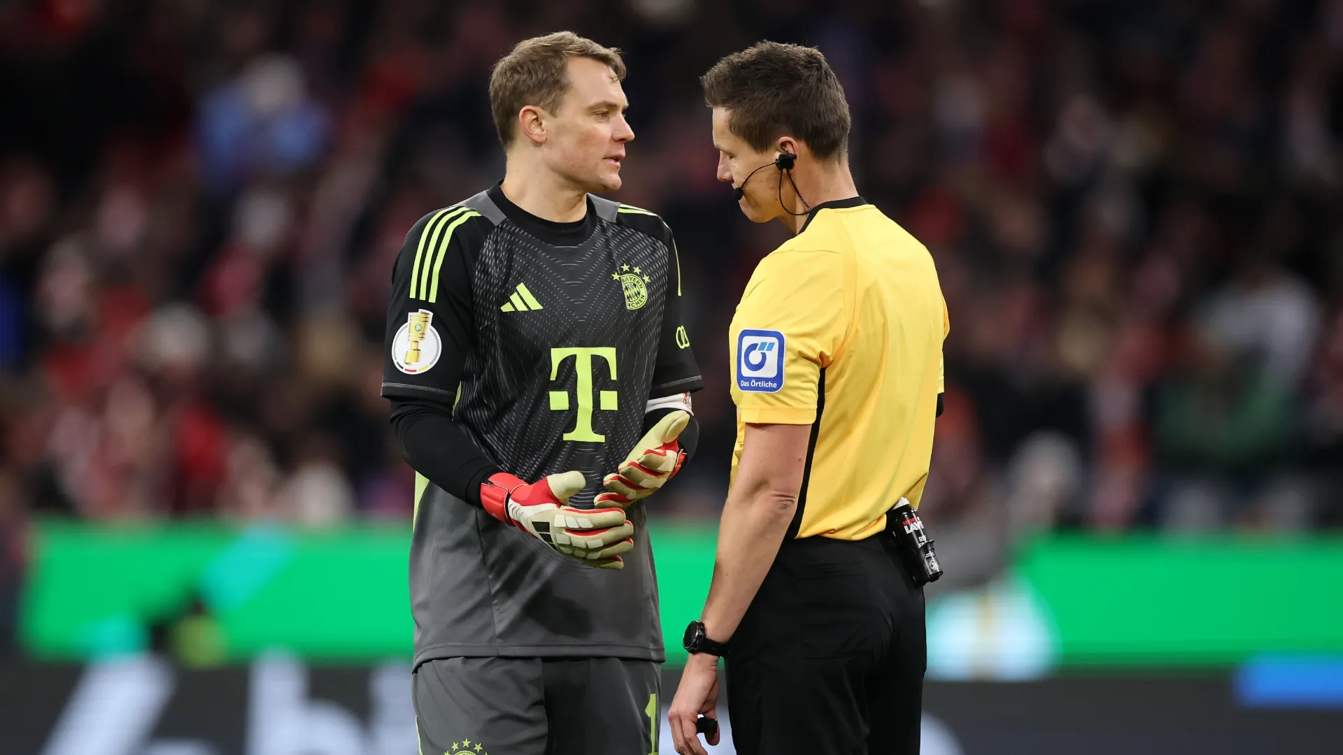 Daniel Siebert, junto a Manuel Neuer en un partido de Bundesliga (Getty Images).